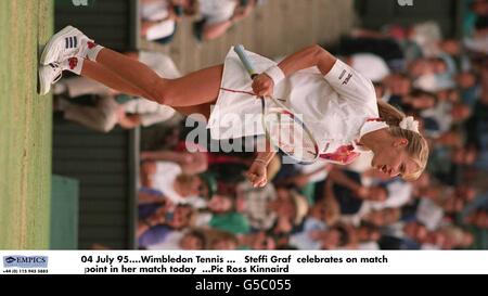 04 juillet 95. Tennis de Wimbledon ... Steffi Graf fête son point de match aujourd'hui Banque D'Images