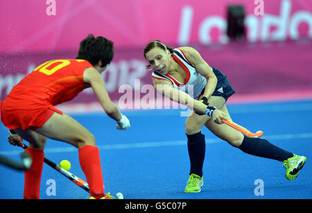 Kate Walsh, en Grande-Bretagne, portant une mâchoire de garde, et Lihua Gao, en Chine, se battent pour le ballon lors du match de hockey du groupe A à la Riverbank Arena dans le parc olympique, le huitième jour des Jeux Olympiques de Londres en 2012. Banque D'Images