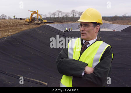 Andy Lebrecht (à gauche) Directeur des opérations pour le Ministère de l'agriculture de Devon sur le site de Ash Moor Barrows à Devon, où les MAFF sont capables d'éliminer 500,000 carcasses d'animaux.* selon les chiffres du ministère, moins de 100,000 animaux abattus sont en attente d'élimination dans la zone après la mise au rebut du pied et de la bouche.Le plan du ministère était de creuser 15 fosses sur le site de Meeth identiques à celui illustré ci-dessous, mais peut maintenant remplir seulement trois accusations qui incitent à dire que ce sera un éléphant blanc très cher. Banque D'Images