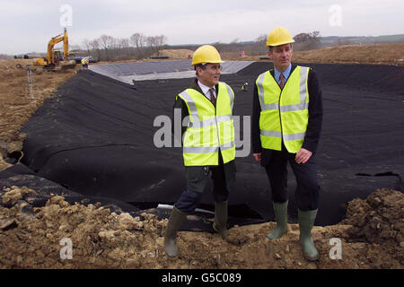 Andy Lebrecht (à gauche) Directeur des opérations pour le ministère de l'Agriculture à Devon et le ministre de la Défense Geoff Hoon à l'Ash Moor Barrows, sur le site de Devon, où les MAFF sont capables d'éliminer 500,000 carcasses d'animaux. * selon les chiffres du ministère, moins de 100,000 animaux abattus sont en attente d'élimination dans la zone après la mise au rebut du pied et de la bouche. Le plan du ministère était de creuser 15 fosses sur le site de Meeth identiques à celui illustré ci-dessous, mais peut maintenant remplir seulement trois accusations qui incitent à dire que ce sera un éléphant blanc très cher. Banque D'Images