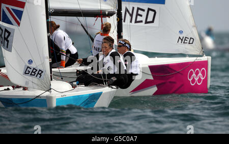 Lucy MacGregor, Annie Lush et Kate MacGregor ManLouvre de l'équipe de course de grande-Bretagne lors de leur course contre les pays-Bas à la régate olympique au large de Weymouth aujourd'hui. Banque D'Images