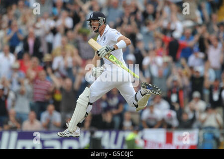 Cricket - série de tests Investec 2012 - deuxième test - Angleterre / Afrique du Sud - troisième jour - Headingley.Kevin Pietersen, en Angleterre, célèbre ses 100 ans lors du deuxième test d'Investec à Headingley Carnegie, Leeds. Banque D'Images