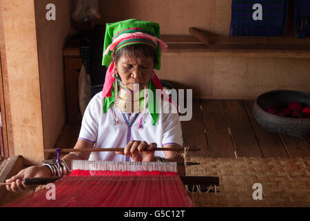 Padaung (long cou) tissage des femmes, le lac Inle, Myanmar Banque D'Images