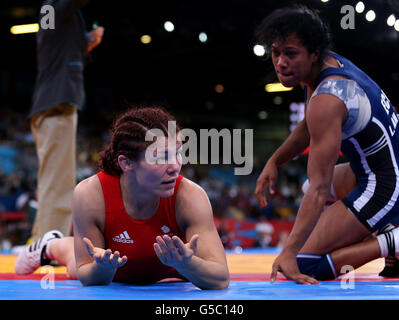 Olga Butkevych (rouge), de Grande-Bretagne, réagit pendant son match contre Lisette Alexandra Antes Castillo, de l'Équateur, pendant les finales Freestyle féminin de 55kg 1/8 à l'Excel Arena pendant le treize jour des Jeux Olympiques de Londres 2012. Banque D'Images