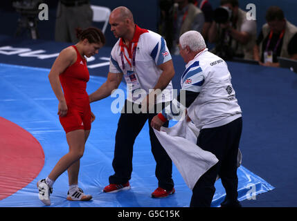 Olga Butkevych (rouge), de Grande-Bretagne, réagit après sa perte contre la Lisette Alexandra Antes Castillo de l'Équateur pendant les finales Freestyle féminin de 55kg 1/8 à l'Excel Arena pendant le treize jour des Jeux Olympiques de Londres 2012. Banque D'Images