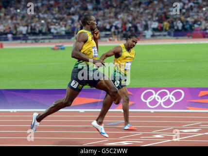 La Jamaïque Usain Bolt (à gauche) regarde Yohan Blake alors qu'il célèbre la victoire de la finale masculine de 200 m le douze jour des Jeux Olympiques de Londres au stade olympique de Londres. Banque D'Images