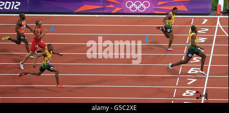 Usain Bolt de la Jamaïque remporte la finale de 200 m de hommes au stade olympique de Londres. Banque D'Images