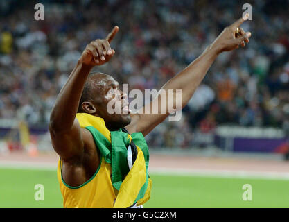 Usain Bolt en Jamaïque célèbre la victoire de la finale masculine de 200 m le douze jour des Jeux Olympiques de Londres au stade olympique de Londres. Banque D'Images