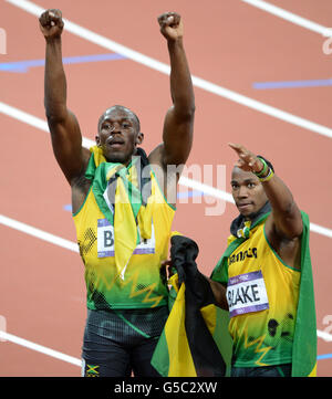 Usain Bolt en Jamaïque célèbre sa victoire avec Yohan Blake (à droite) qui a remporté l'argent, après la finale masculine de 200 m le 12 e jour des Jeux Olympiques de Londres au stade olympique de Londres. Banque D'Images