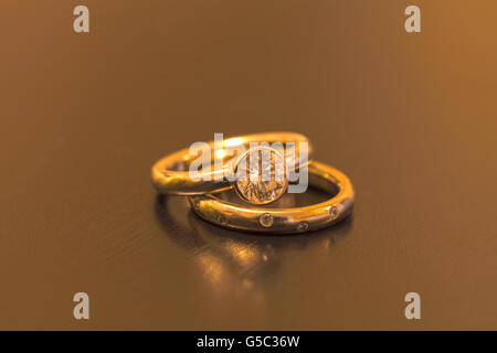 Bague de fiançailles en diamants et bande de mariage avant la cérémonie Banque D'Images