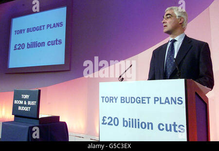 Alistair Darling, secrétaire à la sécurité sociale, lors de la conférence de presse sur les élections législatives au centre de Londres.Le Labour a affirmé que les plans de dépenses des conservateurs conduiront à des réductions de plus de 20 milliards de services publics.* pendant la conférence de presse Darling, a présenté une cuillerée de budget Tory. Banque D'Images