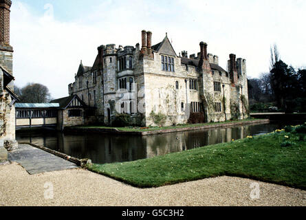 Une vue sur le château de Hever dans le Kent, le domaine de 3,000 acres qui a été (1982) mis sur le marché par Lord et Lady Astor pour 13.5 millions.La famille Astor a considérablement modifié la maison et les jardins qui appartenaient autrefois à la famille Boleyn.* Anne Boleyn était l'une des épouses du roi Henri VIII29/04/03 : le château de Hever dans le Kent, où cinq portraits miniatures d'une valeur d'environ 100,000 ont été volés, a déclaré la police.La maison d'enfance historique d'Anne Boleyn, près d'Edenbridge dans le Kent, était ouverte au public lorsque le vol s'est produit lundi après-midi.Les voleurs ont forcé l'ouverture d'un présentoir verrouillé en verre Banque D'Images