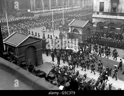 Le cortège funéraire du roi Edward VII se rend à travers les gardes à cheval jusqu'à Whitehall, Londres, en route vers l'abbaye de Westminster.Le cercueil du roi est porté sur un chariot à canon.Le roi George V peut être vu en suivant le cercueil, à droite du cadre. Banque D'Images