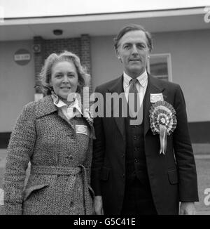 Ray Whitney, le candidat conservateur pour l'élection partielle à venir à Wycombe, Buckinghamshire, en photo avec sa femme Sheila. Le siège conservateur sûr est devenu vacant après la mort de Sir John Hall. Banque D'Images