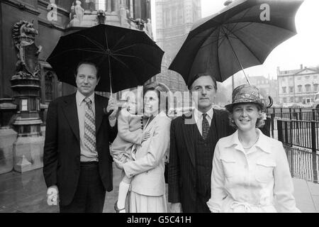 L'accueil humide à Westminster n'a pas étouffé les esprits des nouveaux députés conservateurs Archie Hamilton (l) et Ray Whitney (deuxième de droite), alors qu'ils sont arrivés à la Chambre des communes.Archie Hamilton a remporté l'élection partielle Epson et Ewell est accompagné de sa femme Anne et de leur fille Alice, âgée de 3 ans.Ray Whitney, qui a remporté l'élection partielle de Wycombe, est avec sa femme Sheila. Banque D'Images