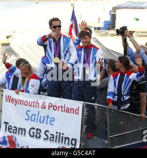 Ben Ainslie, en Grande-Bretagne, lors d'une visite en bus à toit ouvert à Weymouth et Portland, après avoir remporté les médailles des matchs de Londres 2012 en ville au début du mois. Banque D'Images