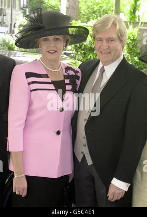 William Roache, acteur de la rue du couronnement, qui joue Ken Balow dans le long savon, avec sa femme Sara alors qu'ils quittent leur hôtel de Londres pour Buckingham Palace, pour recevoir sa MBE. Banque D'Images