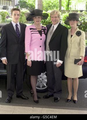 L'acteur de la rue du couronnement William Roache, qui joue Ken Barlow dans le long savon, avec sa femme Sara et ses enfants William Jnr,15, et Verity, 19, alors qu'ils quittent leur hôtel de Londres pour Buckingham Palace, pour recevoir son MBE. Banque D'Images