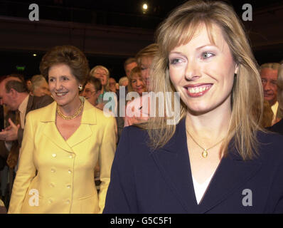 Épouse de l'ancien premier ministre John Major, Norma Major (à gauche), avec Ffion Hague, épouse du chef du Parti conservateur William Hague, lors d'un rassemblement Tory à Brighton. * M. Major a lancé une attaque amère contre ce qu'il a appelé le record du Labour de spin et de tromperie, et a averti que le pays semblait somnambulé vers la catastrophe. Banque D'Images