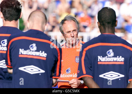 Le directeur de l'Angleterre, Sven-Goran Eriksson (au centre), parle à ses joueurs, lors d'une séance de formation à la Manga, en Espagne. L'Angleterre joue la Grèce dans un match de la coupe du monde European qualificative Group Nine le 6 juin 2001. Banque D'Images