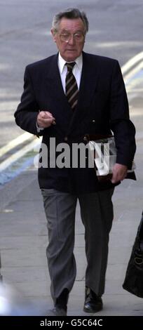 Edward Francis arrive au Old Bailey à Londres, où un jury doit prêter serment pour juger le cas du producteur de télévision qui fait face à des accusations relatives à une affaire de diffamation il y a 14 ans. * M. Francis, 67 ans, et son ancien ami Lord Archer, 61 ans, ancien vice-président du Parti conservateur, nient avoir perverti le cours de la justice. Banque D'Images