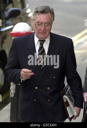 Edward Francis arrive au Old Bailey à Londres, où un jury doit prêter serment pour juger le cas du producteur de télévision qui fait face à des accusations relatives à une affaire de diffamation il y a 14 ans. * M. Francis, 67 ans, et son ancien ami Lord Archer, 61 ans, ancien vice-président du Parti conservateur, nient avoir perverti le cours de la justice. Banque D'Images