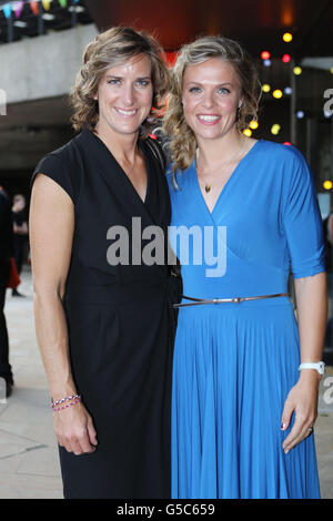 Médaille d'or lauréate de la médaille d'or femmes Double Sculls Katherine Grainger (à gauche) et Anna Watkins arrivant au Barbican dans le centre de Londres pour une soirée de gala pour la production de Carousel d'Opera North. Banque D'Images