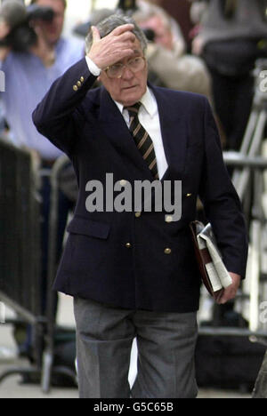 Edward Francis arrive au Old Bailey à Londres, où un jury doit prêter serment pour juger le cas du producteur de télévision qui fait face à des accusations relatives à une affaire de diffamation il y a 14 ans. * M. Francis, 67 ans, et son ancien ami Lord Archer, 61 ans, ancien vice-président du Parti conservateur, nient avoir perverti le cours de la justice. Banque D'Images