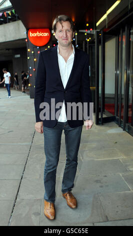 Le directeur Tom Hooper arrive au Barbican dans le centre de Londres pour une soirée de gala pour la production de Carousel d'Opera North. Banque D'Images