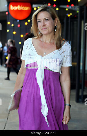 Le diffuseur Penny Smith arrive au Barbican dans le centre de Londres pour une soirée de gala pour la production de Carousel d'Opera North. Banque D'Images