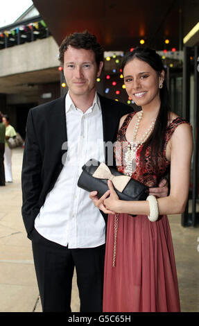 L'acteur Nick Moran et Emma Felding arrivent au Barbican dans le centre de Londres pour une soirée de gala pour la production de Carousel d'Opera North. Banque D'Images