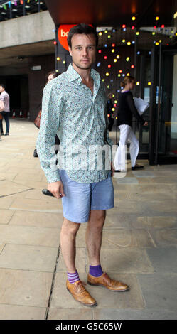 L'acteur Rupert Evans arrive au Barbican dans le centre de Londres pour une soirée de gala pour la production de Carousel d'Opera North. Banque D'Images