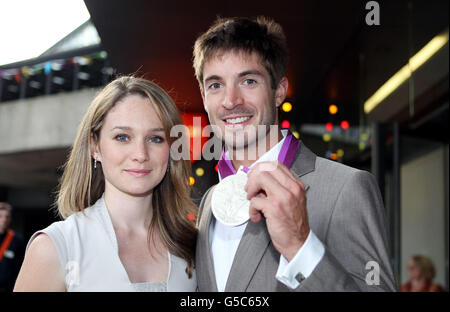 L'rameur Zac Purchase et la fiancée Felicity Hill qui ont remporté la médaille d'argent olympique arrivent au Barbican dans le centre de Londres pour une soirée de gala pour la production de Carousel d'Opera North. Banque D'Images