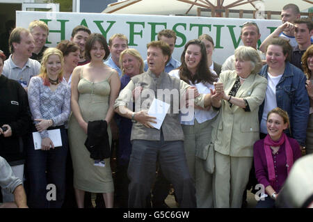 Ex Beatle, Sir Paul McCartney, avec le personnel du festival avant de lire des poèmes et des paroles de son anthologie « chant Blackbird » au Hay Festival, Hay-on-Wye, pays de Galles. Quelque 55,000 000 exemplaires de l'anthologie, publiés en mars 2001, ont été vendus au Royaume-Uni et aux États-Unis. *... et les poèmes sont traduits en japonais, allemand et espagnol. Banque D'Images