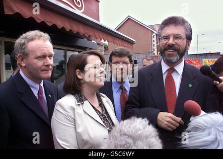 Le président de Sinn Fein, Gerry Adams (à droite), avec Martin McGuinness (à gauche), Michelle GilderNew et Pat Doherty, lors d'un tour de marche pré-électoral à Belfast-Ouest.* M. Adams a renvoyé aux réclamations du leader unioniste d'Ulster David Trimble que Sinn Fein voulait que l'Accord du Vendredi Saint échoue.Voir PA Story ELECTION Ulster.Photo PA: Paul Faith. Banque D'Images