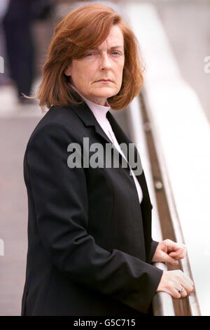 Lesley Bee arrive au tribunal du coroner de Portsmouth pour assister à l'enquête sur la mort de sa fille Elizabeth, âgée de neuf ans. Elle est morte dans un accident de bateau à l'école dans le port de Portsmouth le 16 septembre 1999 * quand elle et huit autres camarades de classe, dont sa sœur jumelle Victoria, ont bondés sur un petit bateau de 14 pieds. Le bateau, propriété de l'école Boundary Oak à Fareham, Hants, a chaviré Elizabeth à l'intérieur de la coque retournée. Paul Dove, professeur de sciences, a rejeté les inquiétudes d'un collègue sur la navigation dans un climat de rafales et sans aucune autre supervision adulte, l'enquête entendue. Banque D'Images