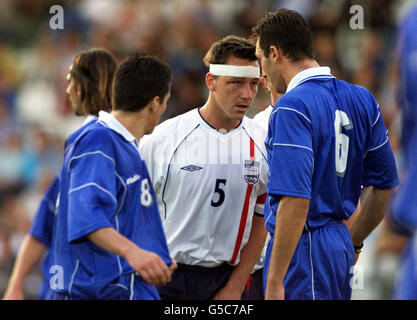 Le John Terry (au centre) d'Angleterre affronte les Sotirios Kyrgiakos de Grèce, lors du championnat d'Europe des moins de 21 ans au stade Panathinaikos FC, Athènes, Grèce. Banque D'Images