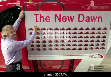 Sir Richard Branson lors du lancement à la gare d'Euston, Londres, du train Voyager diesel de Virgin trains, les nouveaux trains à 125 km/h avaient pour but de réduire les temps de trajet sur les routes de la côte ouest et de CrossCountry de Virgin Rail.* avec un système audio de type compagnie aérienne à chaque siège, les trains Voyager sont introduits initialement sur la route CrossCountry Birmingham-Reading-Brighton pour éviter les embouteillages dans la région.Les trains, qui ont une boutique à bord pour remplacer le buffet ancien, transporteront des passagers par un service de navette locale entre Birmingham et Reading et à partir de juillet 22 Banque D'Images