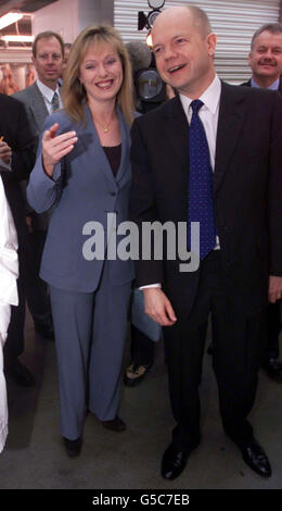 Le chef du Parti conservateur William Hague et son épouse Ffion rient devant une exposition humoristique d'agneau néo-zélandais lors d'une visite au Smithfield Market, à Londres. * M. Hague, qui a donné le coup d'envoi de sa campagne du dernier jour avant l'élection générale de demain en prenant le petit déjeuner avec des commerçants de viande, a déclaré que l'avenir de la campagne et de l'industrie alimentaire de la Grande-Bretagne était en jeu. Banque D'Images