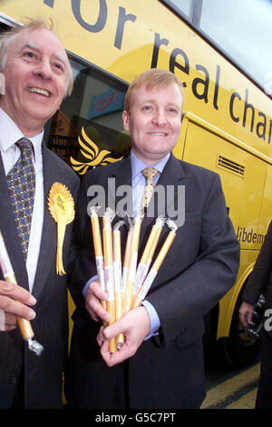 Le démocrate libéral Charles Kennedy et le candidat local de LibDem Brian Cotter (à gauche) par le bus de combat du parti avec des bâtons de rock, souvenirs de leur promenade à Weston-super-Mare, Somerset, le mercredi 6 juin 2001. * M. Kennedy a dit à la foule que l'élection générale de demain était un référendum sur l'avenir des services publics. Il a dit qu'un vote pour le Parti travailliste était un vote pour le statu quo, le Parti conservateur pour les compressions budgétaires et la Lib DEM pour l'augmentation des investissements. Banque D'Images