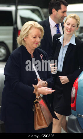 L'ancienne secrétaire de Lord Archer, Angela Peppiatt, 56 ans, avec sa fille Catharine (r) et son fils Charlie arrivant au Old Bailey à Londres en 2001, où l'auteur le plus vendu fait face à des accusations relatives à une affaire de diffamation il y a 14 ans.* Lord Archer, 61 ans, ancien vice-président du Parti conservateur, et son ancien ami, le producteur de télévision Edward Francis, 67 ans, nient avoir perverti le cours de la justice. Banque D'Images