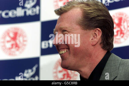 L'ancien assistant de Manchester United Steve McClaren, est dévoilé comme nouveau directeur du Middlesbrough FC au stade Riverside, 2001.Il prend la relève de Bryan Robson et de Terry Vactive qui ont tous deux quitté le club à la fin de la saison dernière. Banque D'Images