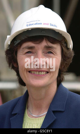 La nouvelle secrétaire à l'éducation et aux compétences, Estelle Morris, porte un casque de sécurité lors d'une visite d'un chantier de construction à Fulham. Banque D'Images