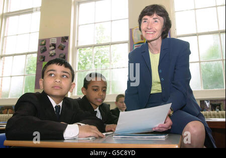 La nouvelle secrétaire à l'éducation et aux compétences, Estelle Morris, accueille les élèves de l'école secondaire Henry Compton à Fulham, dans le sud-ouest de Londres. Mme Morris siège aux côtés de Hezja Ali, (L) et Omar Ali Mohamed, tous deux âgés de 12 ans. *lors de sa première visite scolaire depuis qu'elle a été promue au sein du département de l'éducation, Mme Morris a clairement indiqué que l'amélioration des normes de réussite chez les 11-14 ans était sa priorité absolue. Banque D'Images