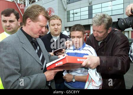 L'ancien assistant de Manchester United Steve McClaren signe des autographes après qu'il ait été dévoilé comme nouveau directeur du Middlesbrough FC au stade Riverside. Il prend la relève de Bryan Robson et de Terry Vactive qui ont tous deux quitté le club à la fin de la saison dernière. Banque D'Images