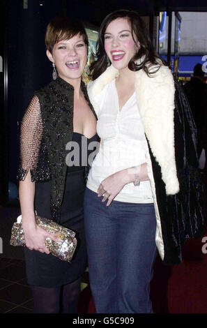 Le mannequin Kate Moss (à gauche) et l'actrice Liv Tyler, la star de « One Night at McCool's » à la première mondiale du film sur Leicester Square à Londres. Banque D'Images