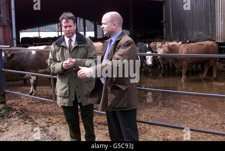 Le chancelier de l'ombre Micheal Portillo (à gauche) et le chef de l'opposition William Hague visitent Turn Cole Farm à Southminster, le 19 avril 2001, pour parler aux agriculteurs de la région de l'épidémie de fièvre aphteuse. * pendant ce temps, le gouvernement a fait appel directement aux agriculteurs pour qu'ils viennent à bord avec ses plans pour une campagne limitée de vaccination pour sauver des centaines de milliers de bétail de la maladie. Une publicité dans le magazine Farmers's Weekly largement lu explique la pensée derrière les plans d'inoculation de bétail en Cumbria, et peut-être Devon, avant qu'ils ne soient mis en pâturage des granges Banque D'Images