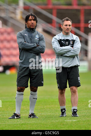 Football - pré saison amicale - Wrexham / Coventry City - le terrain de courses.Richard Shaw, directeur adjoint de la ville de Coventry (l), avec le physiothérapeute Damien Delahunty Banque D'Images