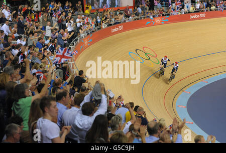 Les coureurs de l'équipe de Grande-Bretagne fêtent la victoire lors du premier tour de la course de l'équipe masculine au Velodrome dans le parc olympique, au cours du septième jour des Jeux Olympiques de Londres 2012. Banque D'Images