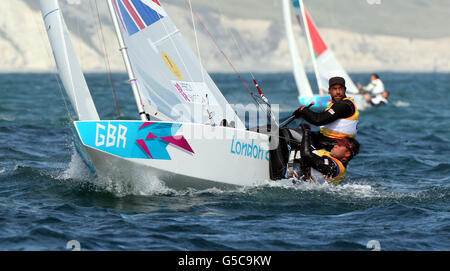 Iain Percy et Andrew Simpson, marins des étoiles de Grande-Bretagne, lors de la dixième course de leur série olympique à Weymouth Bay aujourd'hui. L'équipe dirige actuellement la flotte de seize bateaux. Banque D'Images